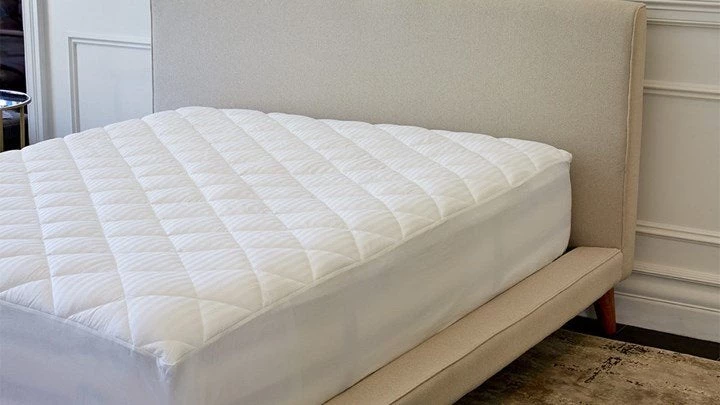 Αυτός είναι ο καλύτερος τρόπος για να καθαρίσετε το στρώμα σας (βίντεο)